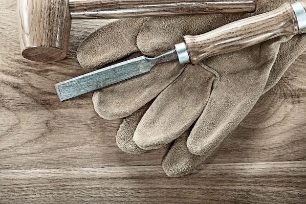 Luvas de segurança de cinzel de martelo de madeira na placa de madeira