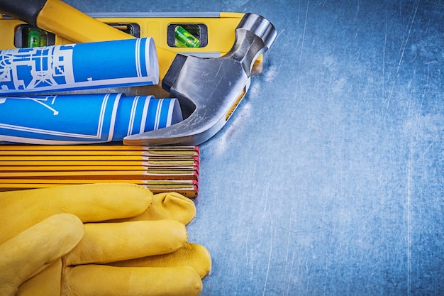 Foto luvas de trabalho martelo laminado planos de construção nível medidor de madeira