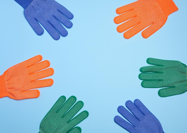 Foto luvas de trabalho têxtil em um fundo azul vestuário de proteção para trabalhadores manuais vista superior