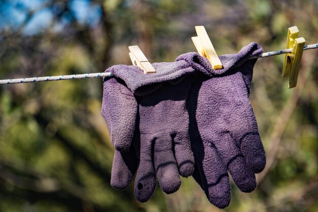 Luvas de trabalho velhas no prendedor de roupa