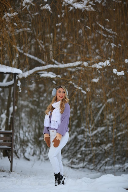 Luvas quentes um cachecol branco e fones de ouvido como acessórios de beleza de inverno
