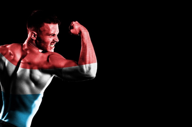 Luxemburg-Flagge auf schwarzem Hintergrund des hübschen jungen muskulösen Mannes