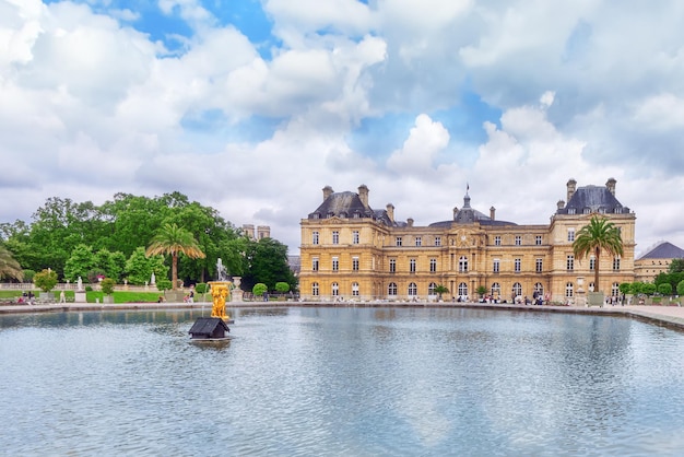 Foto luxemburg-palast und park in paris der jardin du luxembourg einer der schönsten gärten in paris frankreich