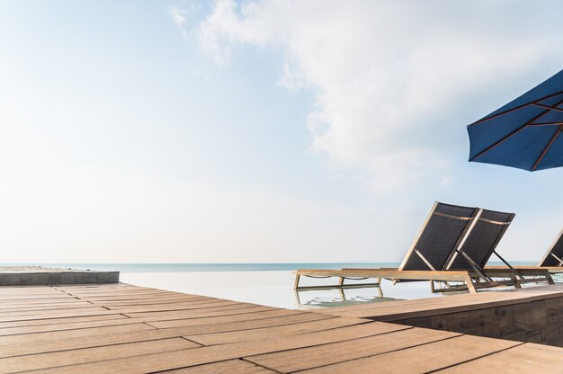 Luxo piscina de borda infinita com espreguiçadeira e terraço muito bonito e relaxar no verão