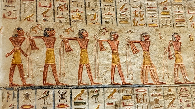 Luxor Ägypten Korridor mit altägyptischen Inschriften und Hieroglyphen in einem Grab