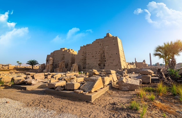 Luxor-Karnak-Tempel. Der Pylon mit blauem Himmel