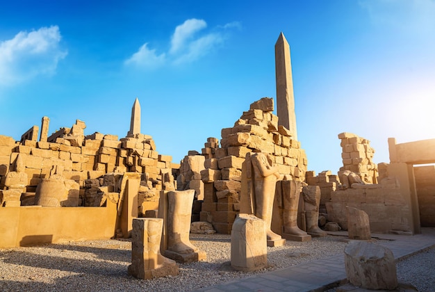 Foto luxor-karnak-tempel. der pylon mit blauem himmel