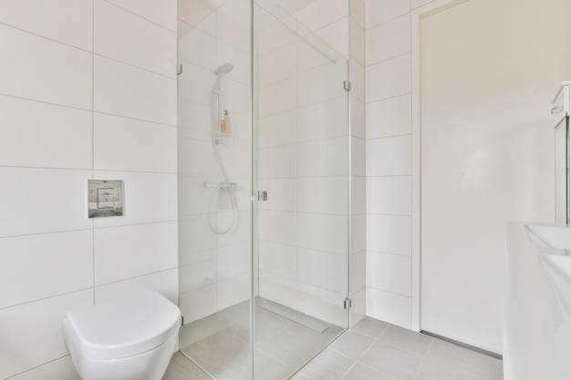 Luxuosa casa de banho com azulejos brancos e sanita suspensa