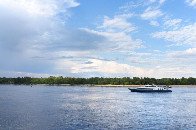 Luxuoso barco de recreio cruzando lentamente um rio