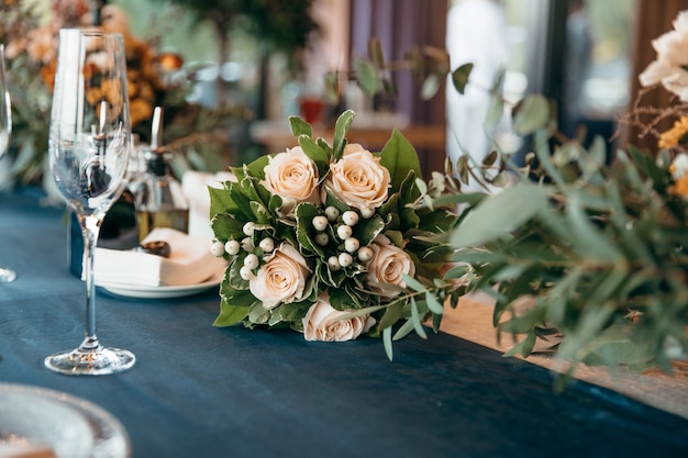 luxuoso buquê de casamento está sobre a mesa