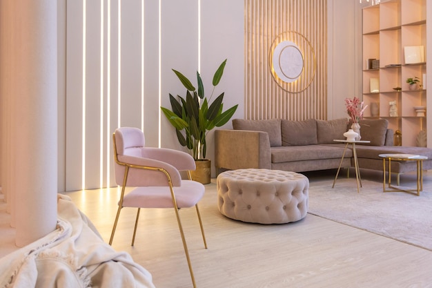 Foto luxuoso interior moderno da sala de estar de um caro apartamento espaçoso e brilhante. móveis estofados e iluminação decorativa, tons pastéis suaves e ambiente aconchegante