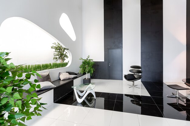 Luxuoso interior moderno, futurista e moderno em cores contrastantes de preto e branco com interessantes móveis pretos modernos e paredes decoradas