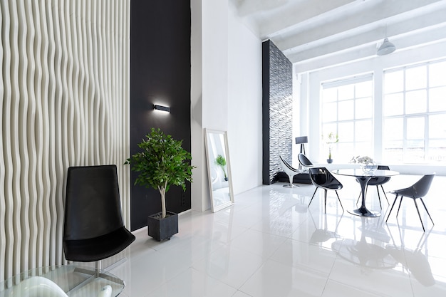 Luxuoso interior moderno, futurista e moderno em cores contrastantes de preto e branco com interessantes móveis pretos modernos e paredes decoradas