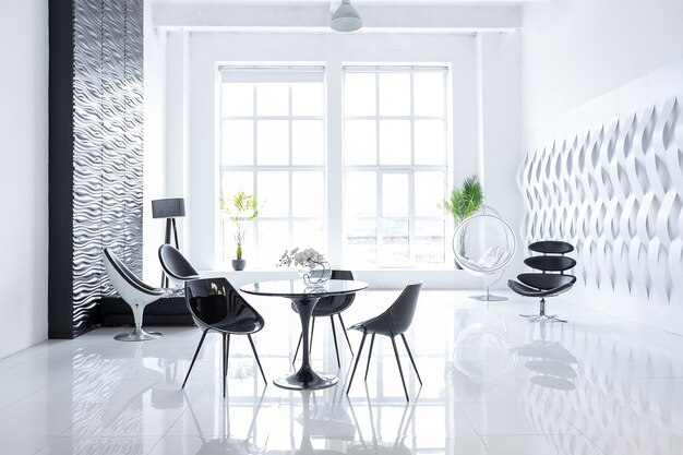 Luxuoso interior moderno, futurista e moderno em cores contrastantes de preto e branco com interessantes móveis pretos modernos e paredes decoradas