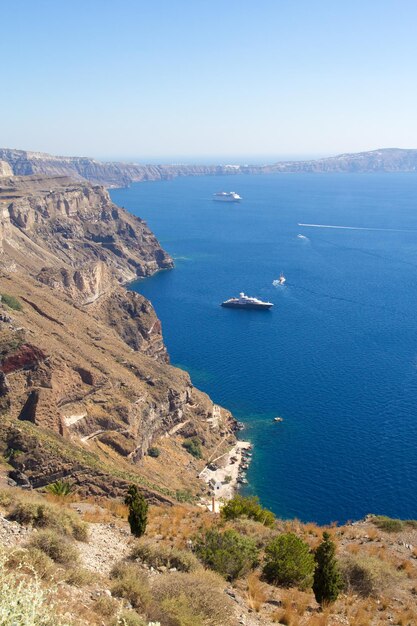 Luxuosos iates e navios de cruzeiro na baía de Santorini, na Grécia