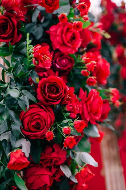 Luxuriöse Dekoration einer Hochzeitstafel in einem Restaurant Bush Frische schöne rote Rosen