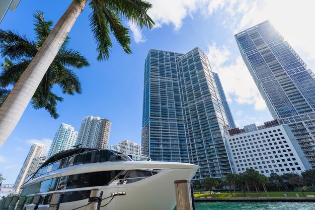 Luxuriöse Eigentumswohnungen in Miami in der Nähe des städtischen Finanzzentrums Biscayne Bay und South Beach