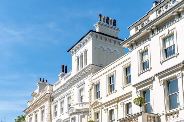 Foto luxuriöse englische viktorianische häuser in notting hill in london gegen den blauen himmel