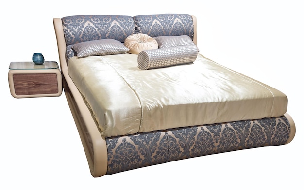 Luxuriöse, grau-beige, moderne Bettmöbel mit gemusterter Bettwäsche mit gepolstertem Kopfteil mit floraler Textur Weiche Bettwäsche aus Veloursstoff Klassisches, modernes Bett, das in einem Winkel auf isoliertem Hintergrund steht