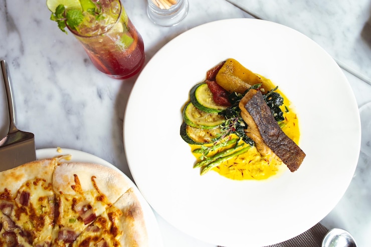 Foto luxuriöse tischdekoration für gehobene küche serviert und dekorierter tisch mit speisen für die gäste im restaurant