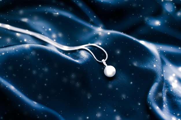 Luxuriöse Weißgold-Perlenkette auf dunkelblauem Seidenurlaubs-Winterzauber-Schmuckgeschenk