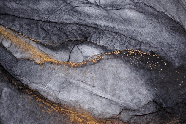 Luxuriöser abstrakter dunkler Hintergrund in Alkoholtintentechnik, flüssige Malerei aus schwarzem Gold, verstreute Acrylkleckse und wirbelnde Flecken, bedruckte Materialien