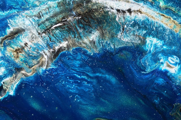 Luxuriöser abstrakter Hintergrund flüssige Kunst Blaue Alkoholtinte mit goldenen Farbstreifen Wasseroberfläche Marmorstruktur