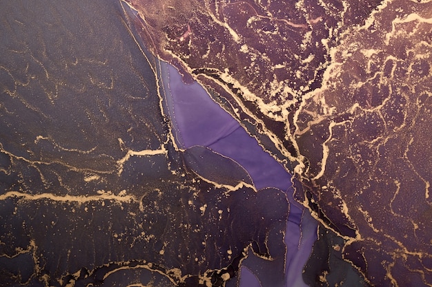Luxuriöser abstrakter Hintergrund in Alkoholtintentechnik, lila goldene flüssige Malerei, verstreute Acrylkleckse und wirbelnde Flecken, gedruckte Materialien