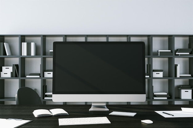Luxuriöser Arbeitsplatz-Desktop mit leerem Computerbildschirm