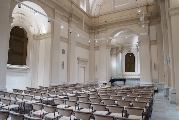 Luxuriöser Ballsaal in einem Luxushotel in Rom mit Flügel