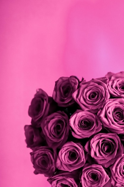 Luxuriöser blumenstrauß aus lila rosen in voller blüte als floraler urlaubshintergrund