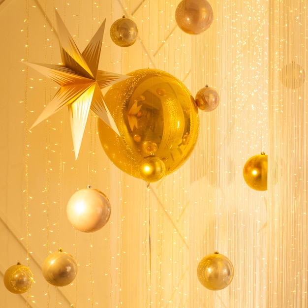 Luxuriöser goldener Hintergrund mit Glitzerdekorationen