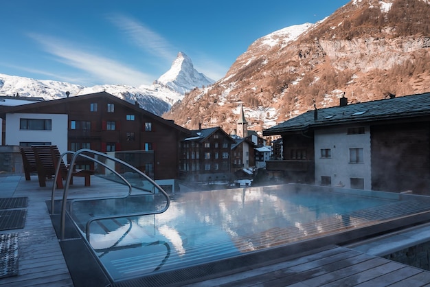 Luxuriöser Infinity-Außenpool mit herrlichem Blick auf das Matterhorn