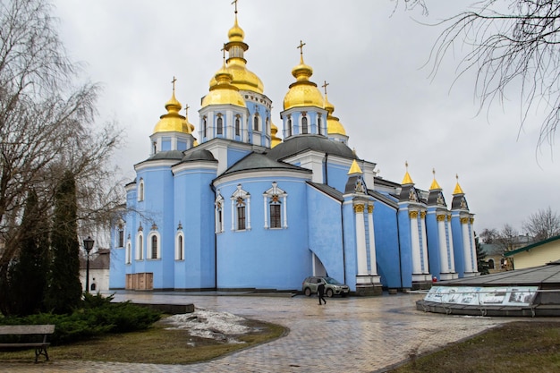 Luxuriöser Kirchenkomplex des St. Michael's GoldenDomed Monastery