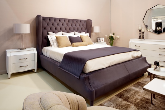 Luxuriöser schöner Schlafzimmerinnenraum in einem Hotel oder in einer Wohnung