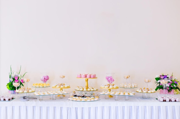 Luxuriöser Schokoriegel bei einer goldenen Hochzeit Süßigkeiten werden mit Wi