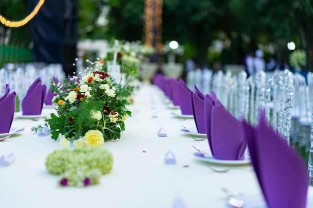 Luxuriöser weißer, violetter, roter Esstisch mit Kristallstuhl im Garten