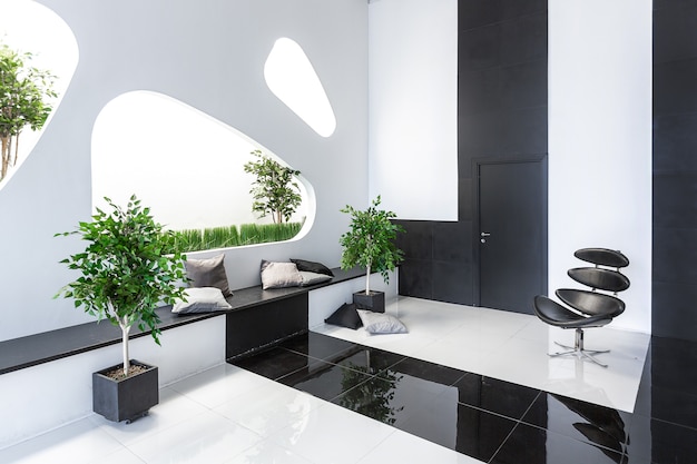 Luxuriöses futuristisches, trendiges, modernes Interieur in kontrastierenden Schwarz-Weiß-Farben mit interessanten modischen schwarzen Möbeln und dekorierter Wand