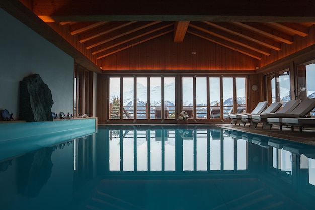 Luxuriöses Indoor-Schwimmbad mit Bergblick und rustikalem Charme