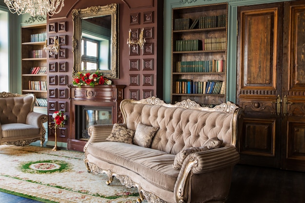 Luxuriöses Interieur der Hausbibliothek. Wohnzimmer mit eleganten Möbeln