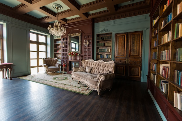 Luxuriöses Interieur der Hausbibliothek. Wohnzimmer mit eleganten Möbeln