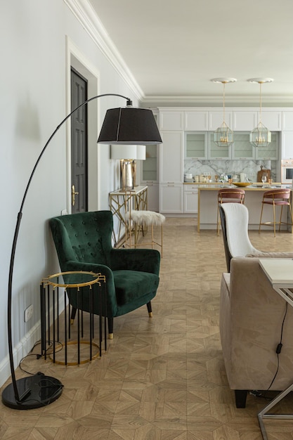 Luxuriöses interieur einer modernen wohnung in hellen farben mit stilvollen möbeln, küche, schlafzimmer und wohnzimmerbereich ohne wände