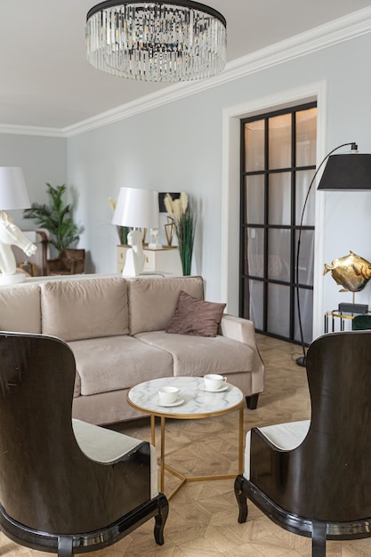 Luxuriöses interieur einer modernen wohnung in hellen farben mit stilvollen möbeln, küche, schlafzimmer und wohnzimmerbereich ohne wände
