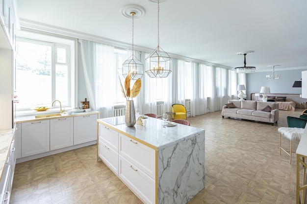 Luxuriöses Interieur einer modernen Wohnung in hellen Farben mit stilvollen Möbeln, Küche, Schlafzimmer und Wohnzimmerbereich ohne Wände