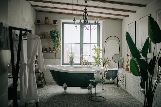 Luxuriöses Interieur eines großen Badezimmers im modernen afrikanischen Stil mit ovaler Badewanne in natürlicher Beleuchtung
