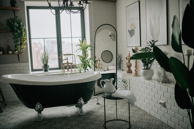 Luxuriöses Interieur eines großen Badezimmers im modernen afrikanischen Stil mit ovaler Badewanne in natürlicher Beleuchtung