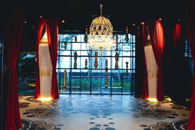 Luxuriöses Interieur mit Kronleuchterlicht in der Hotellobby