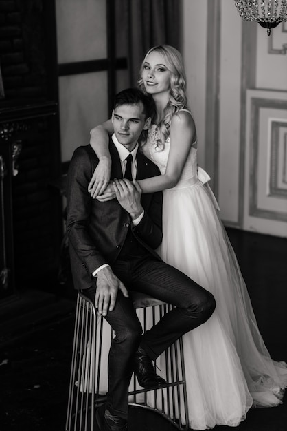 Luxuriöses Kleid der Braut und stilvoller Anzug des Bräutigams, Studio-Fotoshooting.