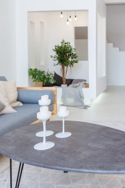 Luxuriöses, modisches Studio-Apartment mit modernem Design und kostenlosem Layout in minimalistischem Stil.