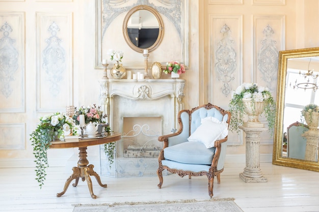 Luxuriöses, reiches Wohnzimmer in beigen Pastellfarben mit antiken, teuren Möbeln im Barockstil. mit Stuck und Fresken verzierte Wände